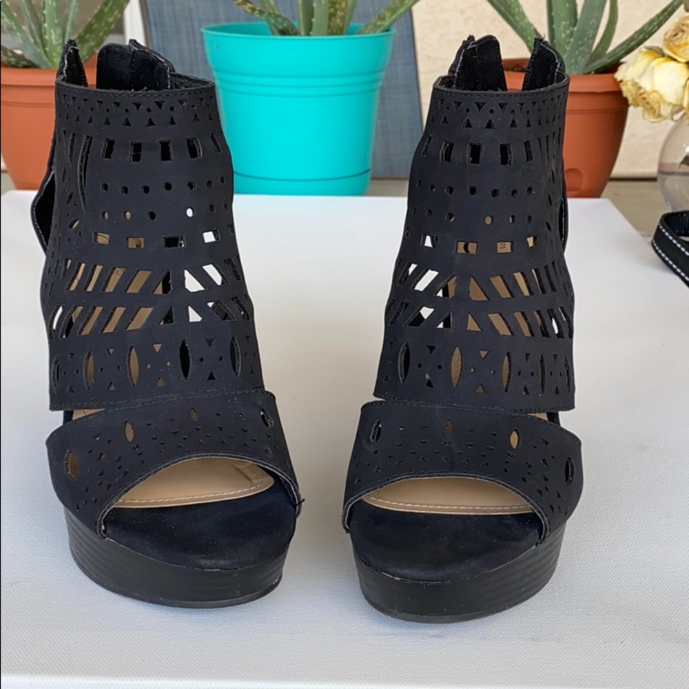 Women’s 143 Girl Wedge sandal size 8.5